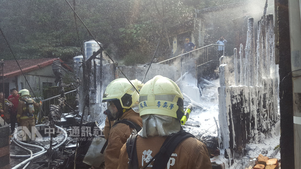 基隆市新西街一間木造平房8日中午發生火警,消防人員前往灌救,一名年約90歲的獨居黃姓老翁逃生不及遭大火吞噬燒成焦屍,起火原因仍有待進一步調查。中央社記者王朝鈺攝 107年11月8日