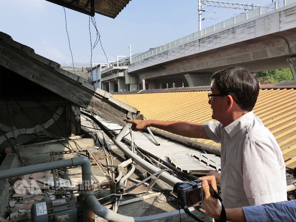 文史團體最近在舊台中火車站鐵路餐廳後方發現第一代車站啟用時期建築,民進黨籍立委黃國書等人8日聯合會勘,盼能儘速進行文資審議。(黃國書服務處提供)中央社記者郝雪卿傳真 107年11月8日