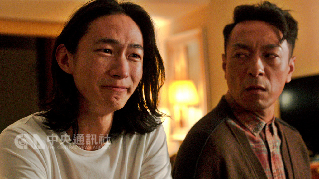 香港電影「翠絲」由影星姜皓文(右)主演,詮釋跨性別者在當代社會的掙扎與痛苦,台灣新生代演員黃河(左)則飾演一名鼓勵男主角誠實做自己的關鍵同志角色,全片16日將在台上映。(双喜電影提供)中央社記者汪宜儒傳真 107年11月8日