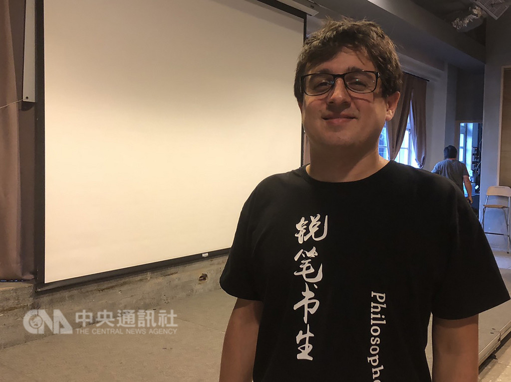 受邀來台進行「英國書市與亞洲文學」短講的保羅.恩格斯(Paul Engles),是目前英國翻譯文學出版社MacLehose Press編輯,他同時也是已故武俠小說泰斗金庸首本英譯小說「射鵰英雄傳」(Legend of the Condor Heroes)的主編。中央社記者魏紜鈴攝 107年11月8日