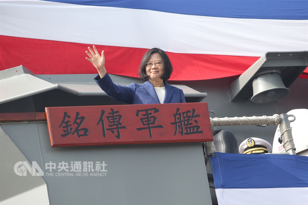 總統蔡英文(圖)8日在高雄左營基地,視導「海軍銘傳、逢甲軍艦成軍典禮」,蔡總統登銘傳軍艦,並和軍艦名牌合影。中央社記者吳家昇攝 107年11月8日