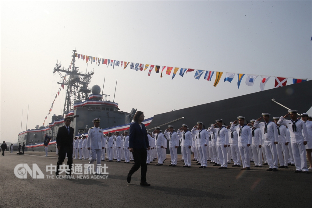 總統蔡英文(前左3)8日在國防部長嚴德發(前左)陪同下前往海軍左營基地,出席「海軍銘傳、逢甲軍艦成軍典禮」。中央社記者吳家昇攝 107年11月8日