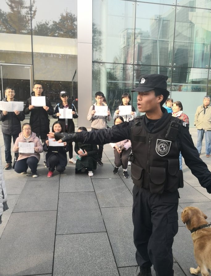 一群中國學生8日在北京的蘋果公司門市外進行示威,抗議蘋果在重慶市的工廠涉嫌違法雇用學生且剝削勞工。(圖取自twitter.com/zhifanliu)
