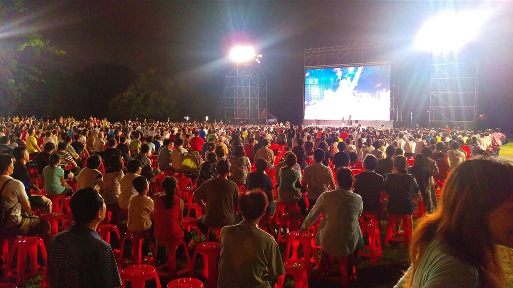 柏林愛樂11日將來台,這次亞洲巡演,也把唯一一場戶外轉播場獻給台灣高雄。14日晚上7時,將在高雄衛武營戶外劇場、屏東演藝廳戶外轉播。圖為過去民眾在衛武營戶外欣賞演出畫面。(牛耳藝術提供)中央社記者鄭景雯傳真 107年11月9日