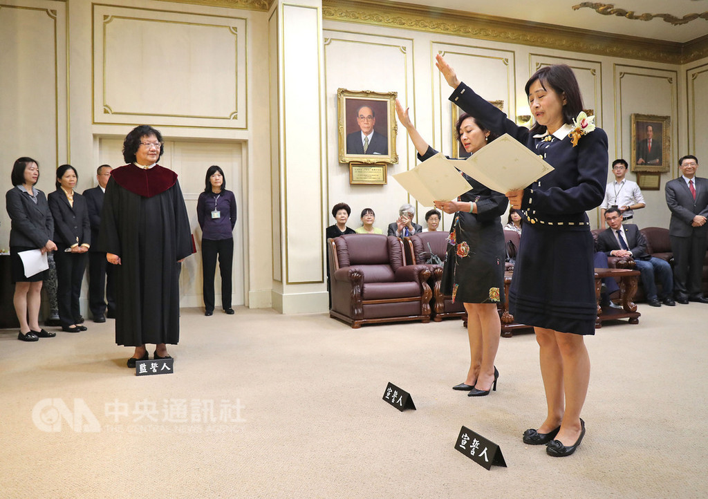 中國國民黨雲林縣長參選人張麗善、民主進步黨高雄市長候選人陳其邁宣布請辭不分區立委後,中選會日前依法公告分別由新北市教育局長林奕華(前右)、成大護理系教授陳靜敏(前右2)遞補,兩人9日在大法官黃璽君(前左)監誓下宣誓就職。中央社記者裴禛攝 107年11月9日