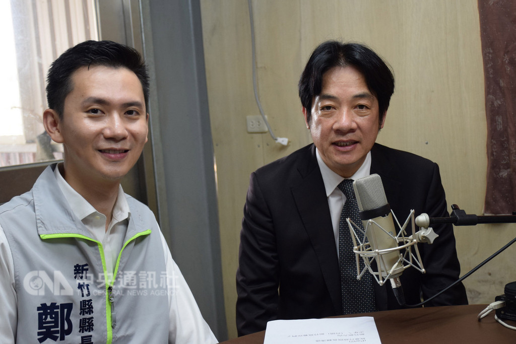 民進黨新竹縣長參選人鄭朝方(左)9日推出新世代接棒廣告,邀請行政院長賴清德(右)現「聲」力挺,拉抬聲勢。(鄭朝方競選總部提供)中央社記者魯鋼駿傳真 107年11月9日
