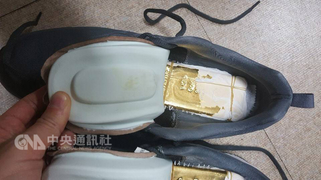 8名台灣籍旅客日前涉嫌夾藏走私23公斤黃金到韓國,經法務部調查局通報韓國海關,8名台籍旅客入境後遭逮捕,並在鞋子、皮包內查獲夾藏的黃金。(調查局提供)中央社記者邱俊欽桃園機場傳真 107年11月9日
