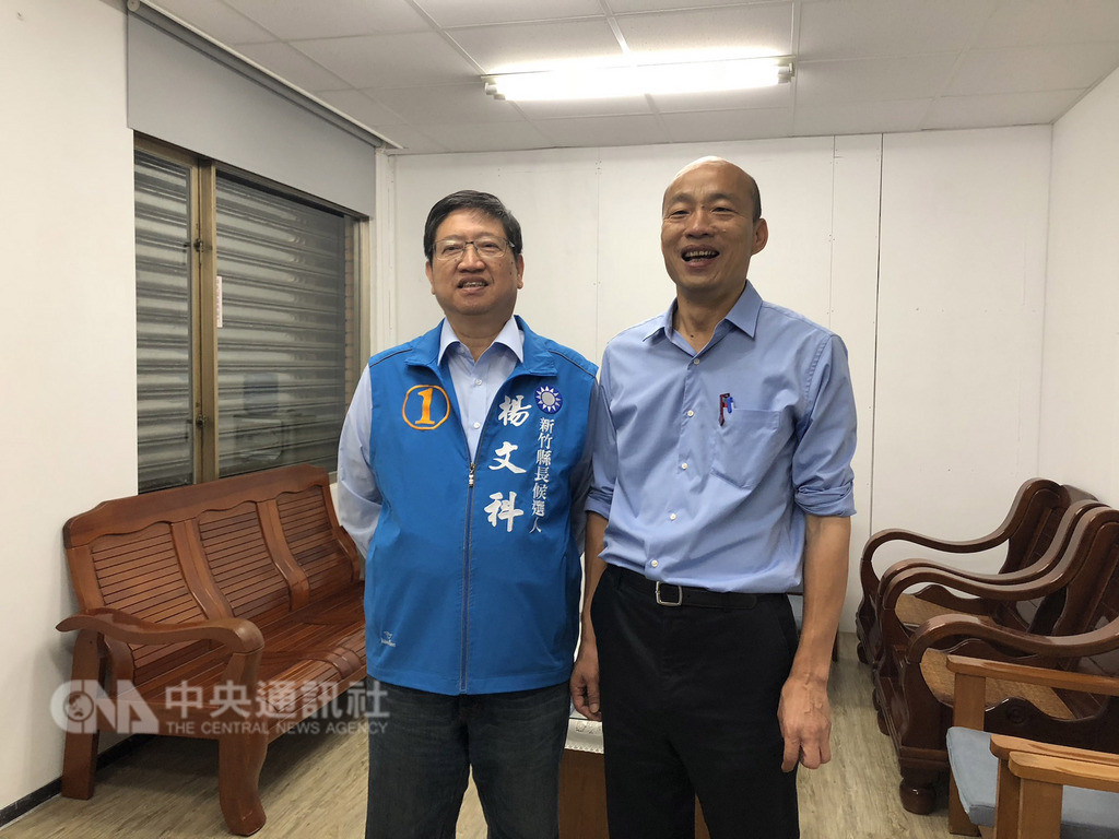 國民黨新竹縣長參選人楊文科(左)9日南下高雄,與同黨高雄市長候選人韓國瑜(右)一起拍攝競選廣告,高呼「一起拚經濟,一起當選」。(楊文科競選總部提供)中央社記者魯鋼駿傳真 107年11月9日