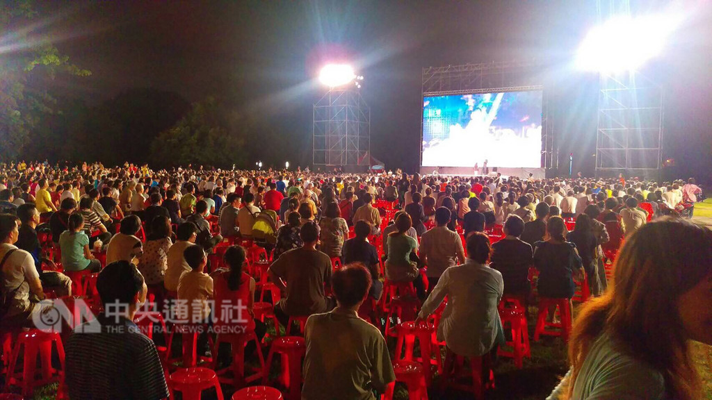 柏林愛樂11日將來台,這次亞洲巡演,也把唯一一場戶外轉播場獻給台灣高雄。14日晚上7時,將在高雄衛武營戶外劇場、屏東演藝廳戶外轉播。圖為過去民眾在衛武營戶外欣賞演出畫面。(牛耳藝術提供)中央社記者鄭景雯傳真 107年11月9日