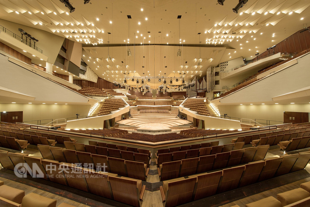 1963年揭幕的柏林愛樂廳(Berliner Philharmonie),舞台位居中央被觀眾席包圍,是全世界第一個採用「葡萄園式」設計的音樂廳。(柏林愛樂提供,©Heribert Schindler)中央社記者林育立柏林傳真 107年11月9日