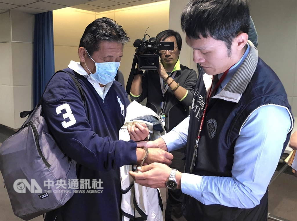 劉振強(左)涉嫌詐取裕台公司貨款新台幣12億元,8日晚間遭押解返台。(中央社檔案照片)