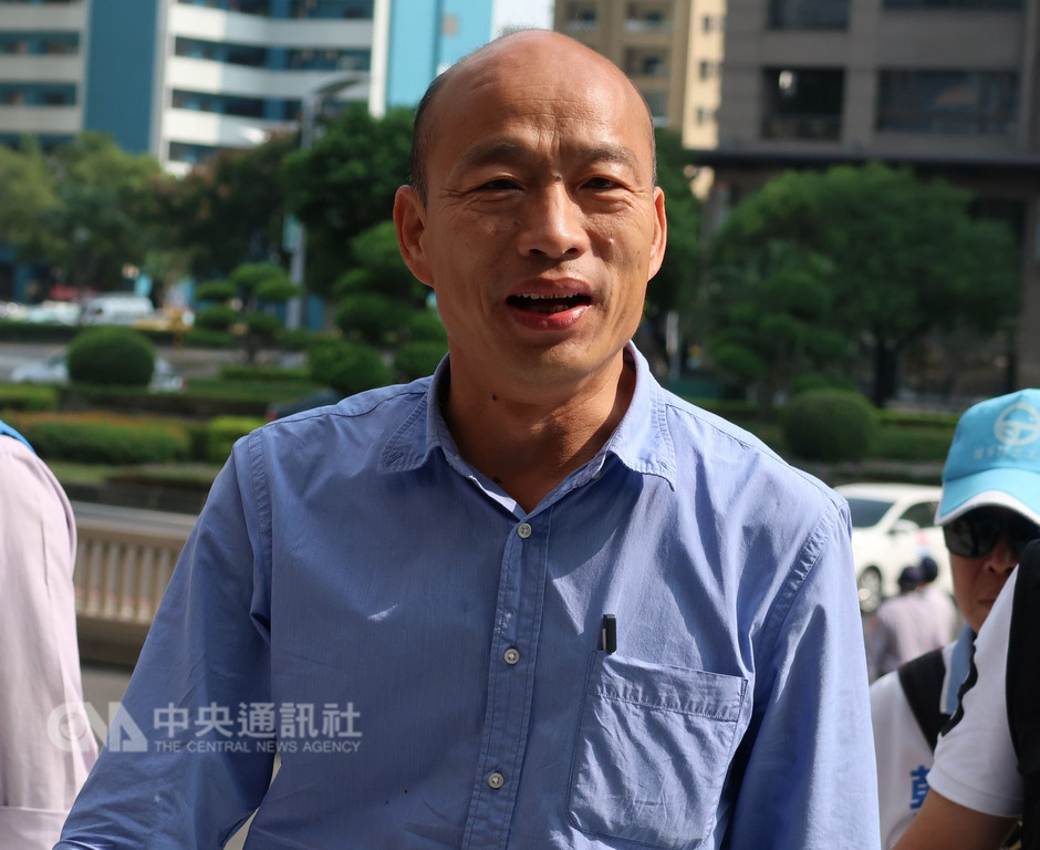 國民黨高雄市長候選人韓國瑜10日著藍色襯衫,出席高雄市長選舉公辦電視政見發表會。中央社記者王淑芬攝 107年11月10日