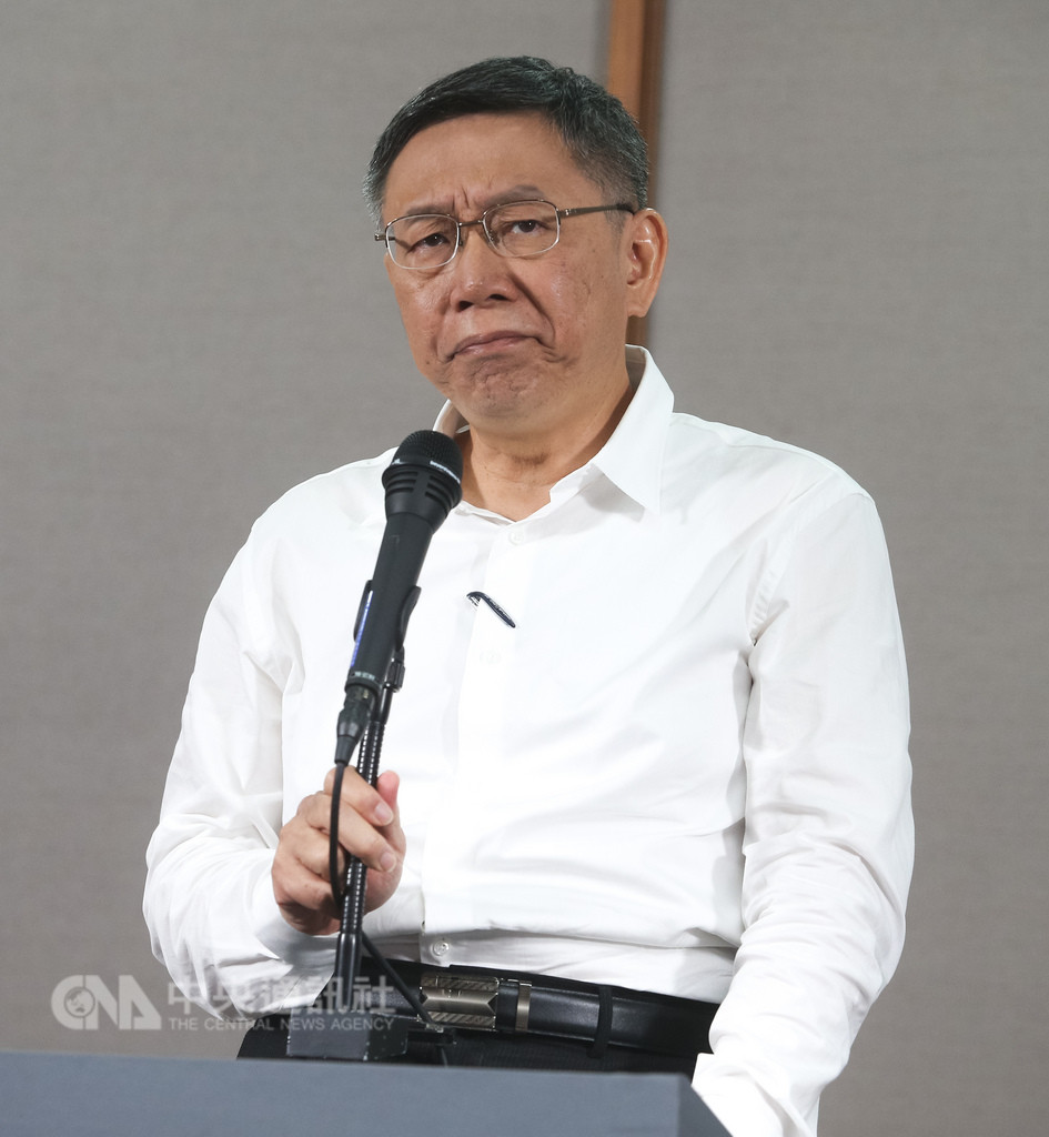 尋求連任的台北市長柯文哲10日在公視出席2018台北市長選舉電視辯論會,針對藍綠兩黨候選人會中公布的競選費用,柯文哲會後受訪表示:「你相信嗎?台灣的政治就是這樣死掉的,這個正直誠信。」中央社記者謝佳璋攝 107年11月10日