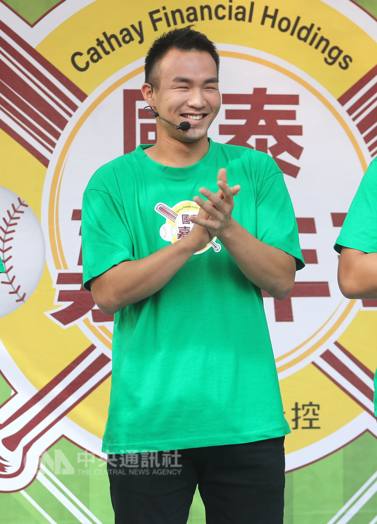 旅美小熊隊投手曾仁和本季出賽成績不理想,他10日在台北出席活動受訪表示,狀況難免有起伏,但非投球失憶症,大量失分是今年最大的挑戰,也盼季後強化爆發力。中央社記者裴禛攝 107年11月10日