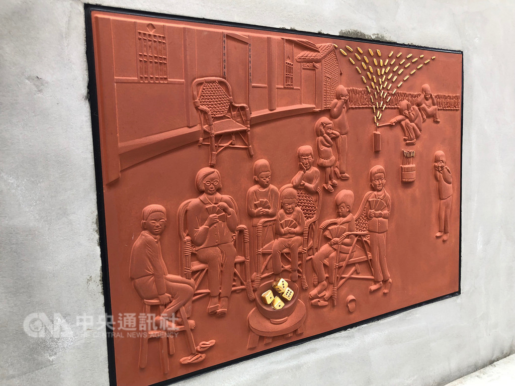 台灣陶瓷品牌「瓷林」創辦人林光清修繕苗栗頭份蘆竹湳社區「林氏祖厝」,更研發燒製出6幅長達近百公分的大型磚雕,講述農村、家族和村庄特有故事,鑲嵌在三合院正面牆上,格外醒目。中央社記者管瑞平攝 107年11月10日