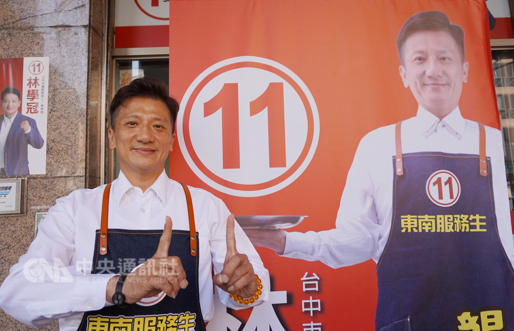 選戰倒數,參選人各出奇招吸引選民目光,台中市第11選區、號次11號的無黨籍市議員參選人林學冠搶搭近期雙11風潮,11日將舉辦「1人1讚做公益」活動。中央社記者趙麗妍攝 107年11月10日