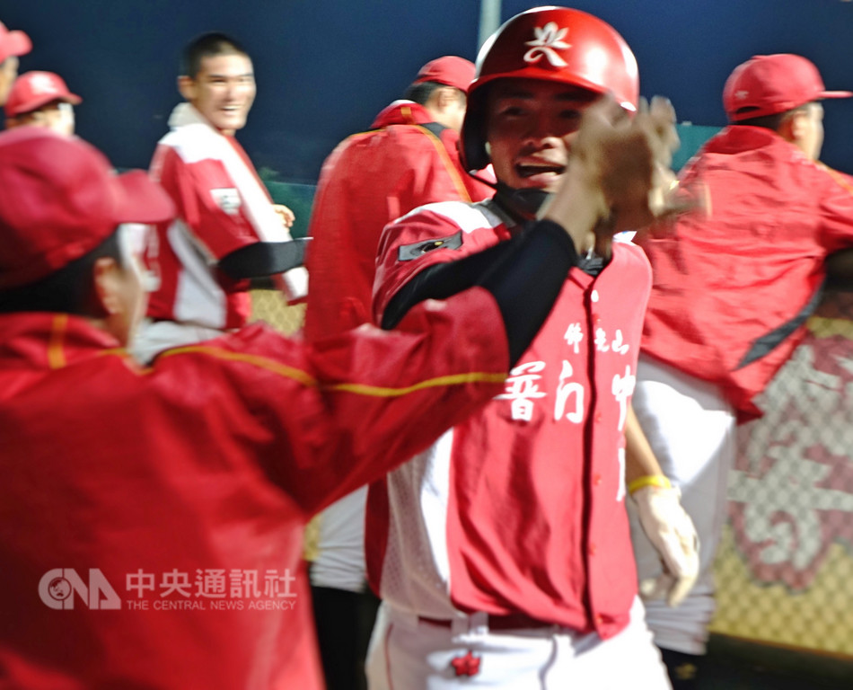 2018年第6屆黑豹旗全國高中棒球大賽,普門中學(圖)16強戰在天母球場對上麥寮高中,終場由普門以5比2拿勝,闖進8強。中央社記者謝靜雯攝 107年11月10日