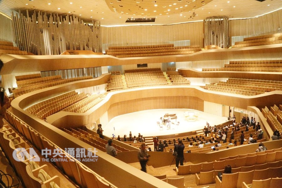 衛武營音樂廳的管風琴分大、小兩座,大的適合與管弦樂團和合唱團合奏,小的音色細膩,適合演出巴哈的作品,兩座看上去彷彿是「兩片竹林」。(中央社檔案照片)