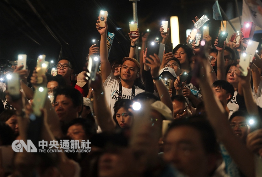 台北市長柯文哲力拚連任,10日晚間在台北市政府前舉辦「teamKP,挺柯P」造勢活動,吸引大批支持者到場,點亮手機燈光、呼喊口號為柯文哲加油。中央社記者裴禛攝 107年11月10日