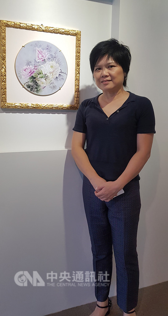 旅義藝術家陳秀珠(圖)20多年前在義大利學習瓷繪藝術,籌備10年才回台灣舉辦首次個展。中央社記者鄭景雯攝 107年11月11日