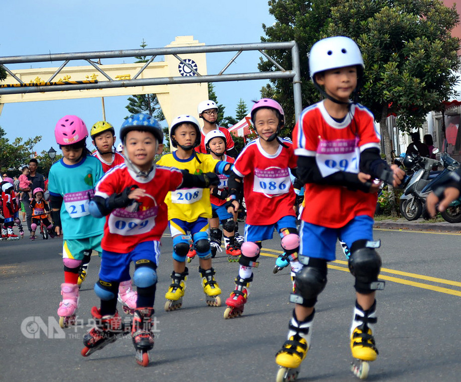 澎湖主委盃直排輪暨滑步車公路賽11日在馬公市觀音亭旁的西瀛勝境附近路段舉行,比賽區分有幼兒、國小低、中、高年級、國中和社會等男女6組,共有300多人參加。小朋友全副裝備、頭戴護盔參與直排輪比賽。中央社 107年11月11日