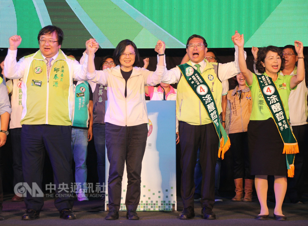 民進黨主席蔡英文(前左2)11日晚間到嘉義市出席造勢活動,為尋求連任的嘉義市長涂醒哲(前右2)站台造勢,並拜託大家用選票告訴全世界,台灣人民堅持自由民主、堅持主權,全力支持民進黨。中央社記者江俊亮攝 107年11月11日