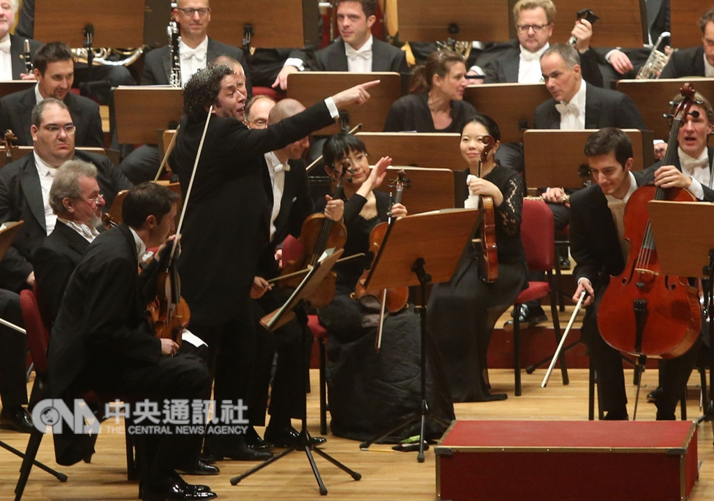 柏林愛樂第5度訪台,這次由當紅指揮家杜達美(Gustavo Dudamel)(立者)率團來台,11日、13日、14日共在台北、高雄兩地演出3場,首場在台北國家音樂廳舉行。中央社記者鄭傑文攝 107年11月11日