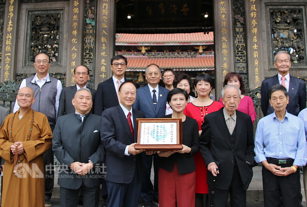 文化部長鄭麗君(前右3)12日親赴台北市艋舺龍山寺,送上國定古蹟公告函與國定古蹟指定證書,感謝管理單位長期以來維護及修復古蹟的付出。(文化部提供)中央社記者鄭景雯傳真 107年11月12日
