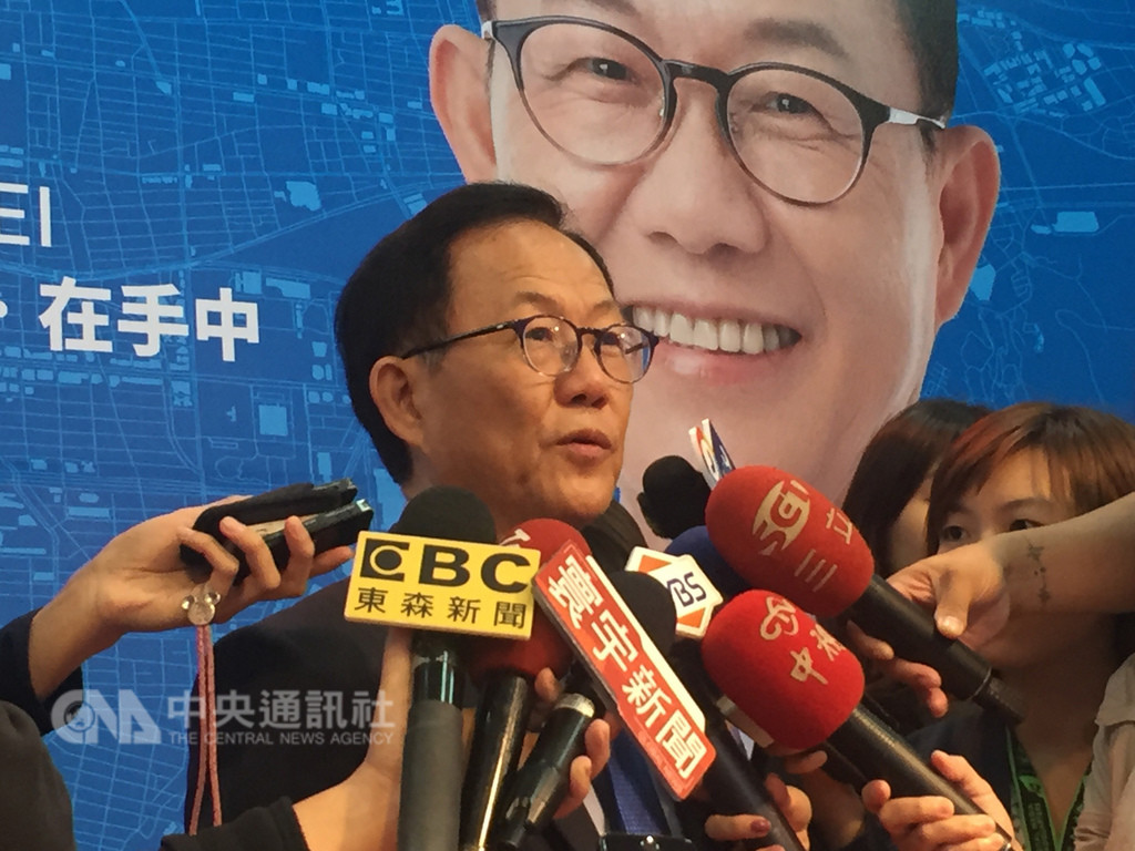 中國國民黨台北市長候選人丁守中(中)12日推出7支競選廣告,主張都更和大巨蛋等政見,訴求自己無趣但有用,選前將在電視和網路上宣傳曝光。中央社記者黃麗芸攝 107年11月12日