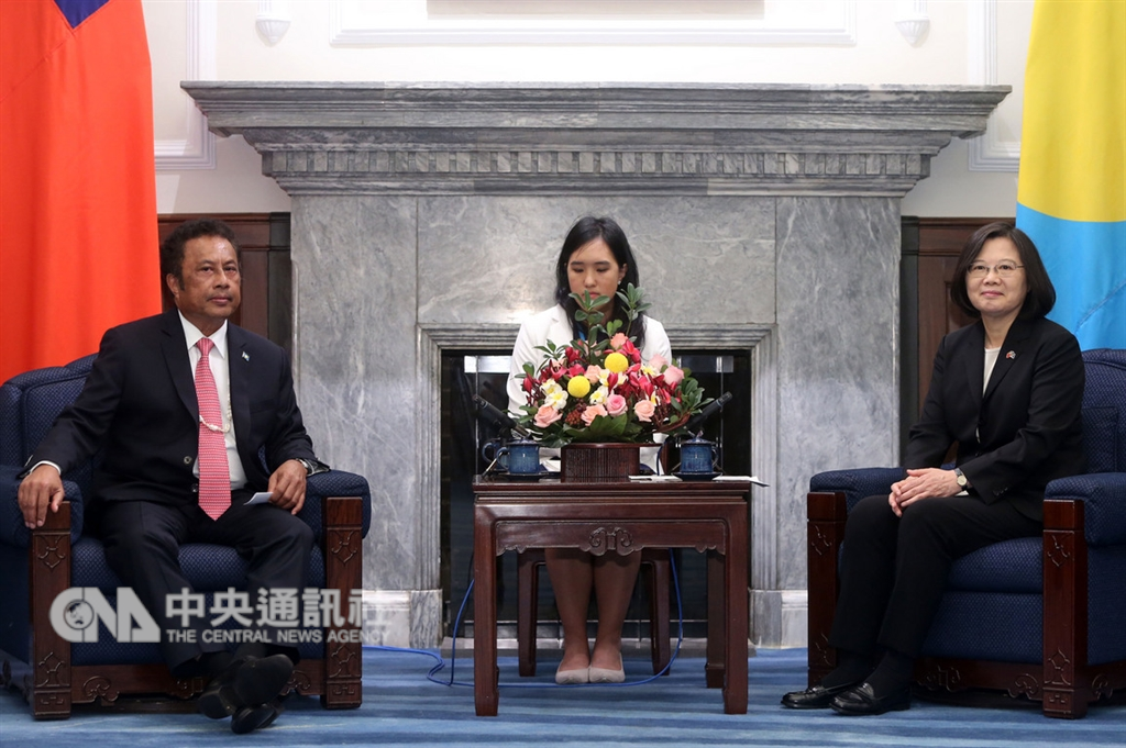 總統蔡英文(右)12日在總統府會晤帛琉共和國總統雷蒙傑索(Tommy Remengesau Jr.)(左),蔡總統表示,近年來帛琉觀光因為政治因素受到壓力和衝擊,依然堅持環境永續並支持台灣,除了表達感謝,她也期待未來到帛琉訪問。中央社記者鄭傑文攝 107年11月12日