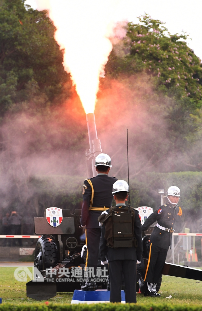 總統蔡英文12日在總統府前廣場,以軍禮歡迎來台訪問的帛琉共和國總統雷蒙傑索(Tommy Remengesau Jr.)伉儷一行,國軍禮砲連以禮砲迎賓。中央社記者施宗暉攝 107年11月12日