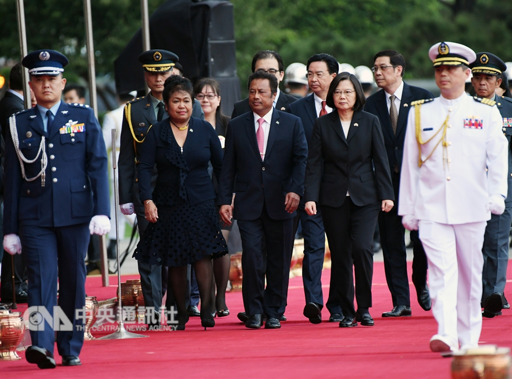 帛琉共和國總統雷蒙傑索(Tommy Remengesau Jr.)(中排右2起)伉儷一行人訪台,總統蔡英文(中排右)12日下午在總統府前廣場以軍禮歡迎。中央社記者施宗暉攝 107年11月12日