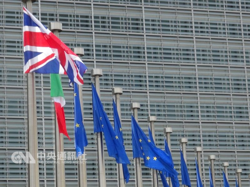 英國首相梅伊與歐盟達成脫歐協議草案後,草案需待國會審查,照政壇說法有可能會遭國會推翻。(中央社檔案照片)