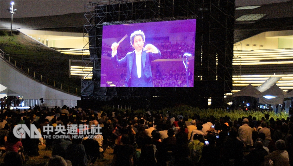 柏林愛樂14日晚間在高雄衛武營國家藝術文化中心演出,並在戶外劇場同步轉播,吸引大批樂迷到場聆賞。中央社記者程啟峰高雄攝 107年11月14日