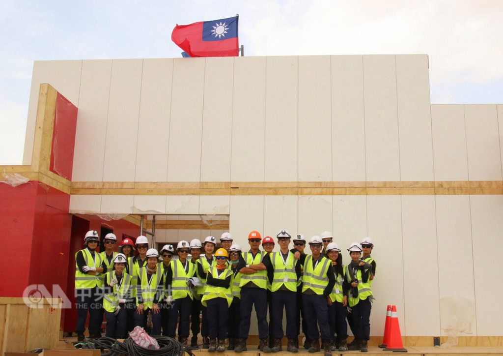 交通大學團隊參加中東盃太陽能10項全能綠建築競賽,成功進入前15強,近日前往杜拜參加總決賽,學生得在15天內、從無到有打造智能建築。(交大提供)中央社記者許秩維傳真 107年11月15日