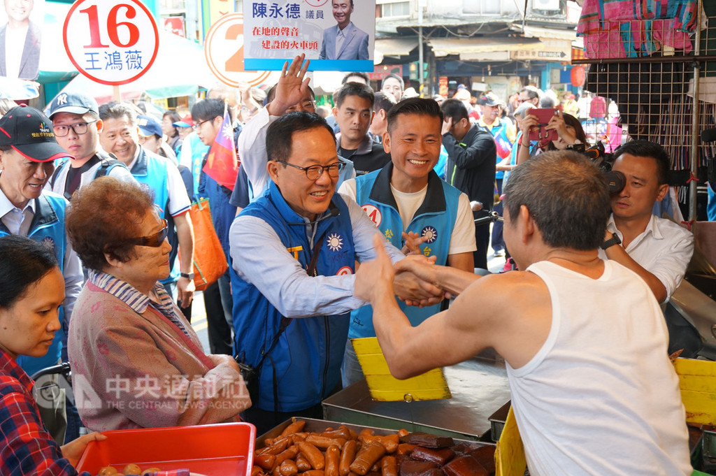 國民黨台北市長候選人丁守中(前左3)15日與多名市議員候選人前往吳興街市場掃街拜票,丁守中逐一向攤商、民眾握手,也遇到長輩陳情,盼恢復重陽敬老金,丁守中當場允諾。中央社記者劉建邦攝 107年11月15日