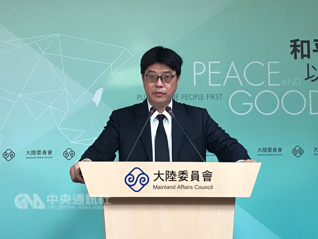 陸委會副主委兼發言人邱垂正15日表示,情資顯示陸方在實務上降低居住證申領門檻,且疑似有旅行社招攬民眾赴陸申請居住證,恐觸法。觀光局善意提醒業者,是合宜且必要做法。中央社記者繆宗翰攝 107年11月15日