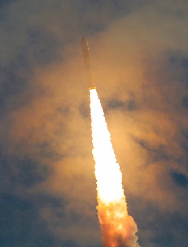 ISRO在14日下午於斯利哈里柯塔島達萬太空中心,發射同步軌道衛星運載火箭3號(GSLV Mk III)成功將重達3423公斤的通信衛星GSAT 29送上太空軌道。(圖取自臉書facebook.com/ISRO/)