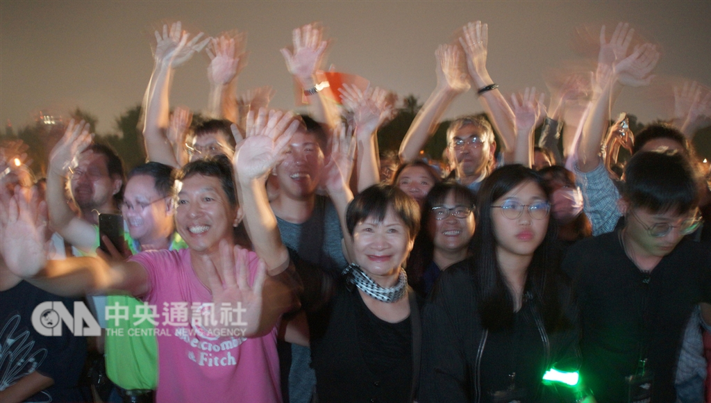 柏林愛樂14日南下高雄衛武營演出,並在戶外劇場同步轉播,吸引大批樂迷到場欣賞。演出結束後,樂團指揮杜達美更率全團到場外向觀眾致意,讓現場樂迷嗨翻。中央社記者程啟峰高雄攝 107年11月14日
