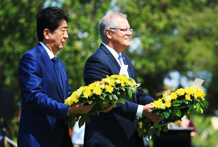 日本首相安倍晉三(左)造訪達爾文市內的公園,並跟澳洲總理莫里森(右)一同前往二次大戰期間被舊日本軍空襲罹難者紀念碑前獻花默禱。(圖取自facebook.com/scottmorrison4cook)