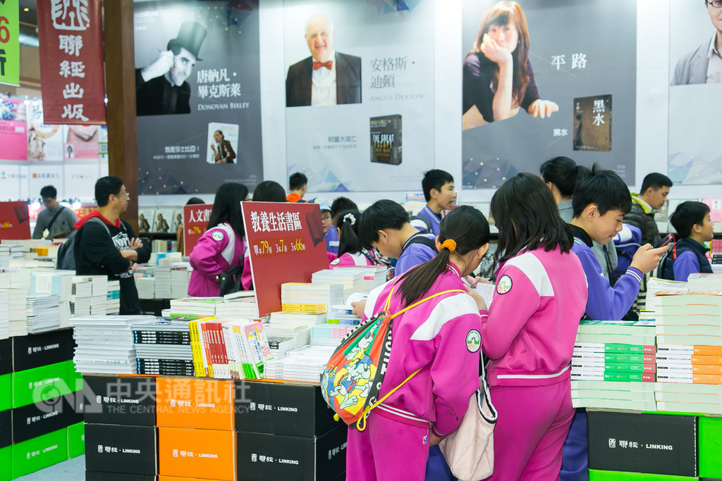 2019年台北國際書展特別企劃「開學趣書展」活動,邀全台高中、國中、小學、幼兒園一起到書展,進行寓教於樂的校外教學。(台北書展基金會提供)中央社記者魏紜鈴傳真 107年11月16日