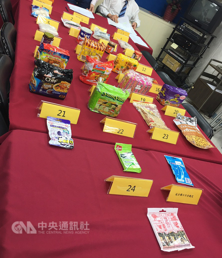 消基會16日召開「市售食品抗氧化劑含量檢驗報告,1件樣品未如實標示成分」記者會,公布抽驗24件市售食品的抗氧化劑成份,其中有3件口香糖驗出抗氧化劑,但含量都合格。中央社記者楊淑閔攝 107年11月16日