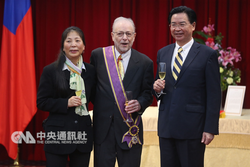 外交部長吳釗燮(右)16日在外交部,頒發「大綬景星勳章」給澳大利亞聯邦蒙納士大學榮譽退休教授家博(Bruce Jacobs)(中)。中央社記者徐肇昌攝 107年11月16日