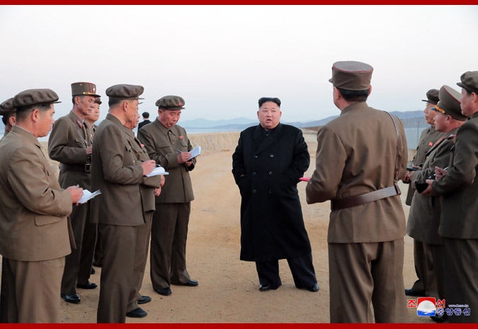 北韓官媒朝鮮中央廣播電台16日報導,領導人金正恩(中)視察一種「新研發的尖端戰略武器」測試。(圖取自北韓中央通信社網頁kcna.kp)