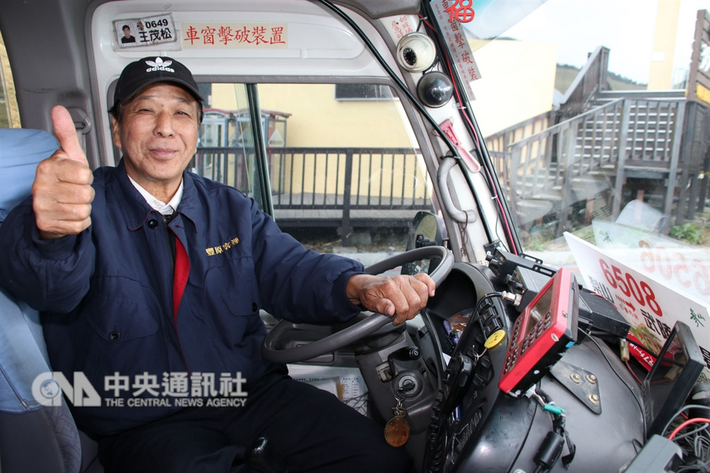 豐原客運6506路線駕駛王茂松(圖)進入豐原客運20多年,駕駛6506繞駛合歡山10多年,他說,開這條路線很有趣,可以看風景,也結識不少梨山的朋友,讓他不覺得工作辛苦。中央社記者蕭博陽南投縣攝 107年11月16日