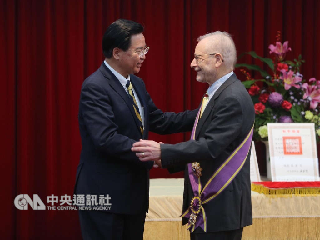 外交部長吳釗燮(左)16日在外交部頒發「大綬景星勳章」給澳大利亞聯邦蒙納士大學榮譽退休教授家博(Bruce Jacobs)(右),表彰家博對台灣的貢獻。中央社記者徐肇昌攝 107年11月16日