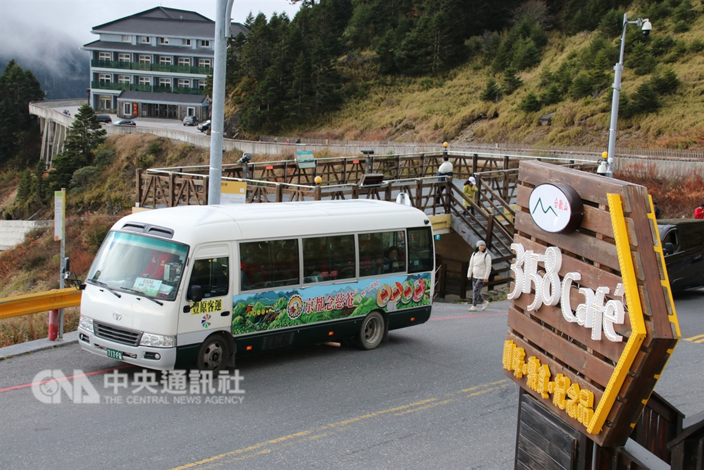 豐原客運6506路線(豐原-梨山)就像一輛滿載人情味、幸福感的觀光巴士,就算每年虧損,仍奮力載著居民及外地遊客,繞一大圈行經武嶺、松雪樓(圖)往返梨山。中央社記者蕭博陽南投縣攝 107年11月16日