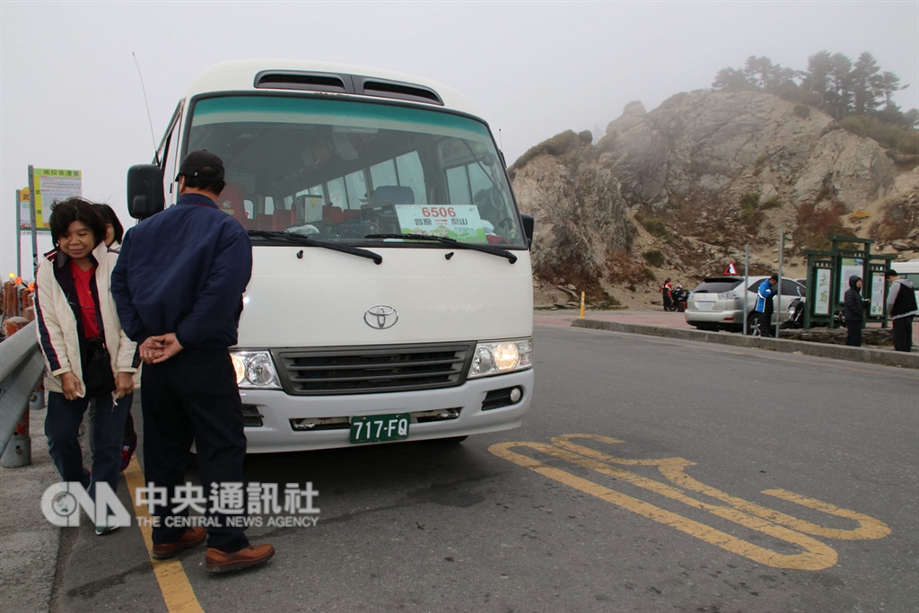中橫便道16日開放中巴通行,豐原客運6506路線(豐原-梨山)17日起取消借道南投與花蓮,吸引不少民眾特地搭乘,體驗爬上台灣公路最高點、海拔3275公尺合歡山武嶺的公車。中央社記者蕭博陽南投縣攝 107年11月16日
