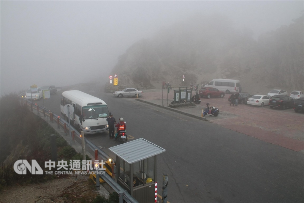 豐原客運6506路線(豐原-梨山)發車後,沿途停靠埔里、鳶峰、武嶺、松雪樓等站。圖為台灣公路最高點武嶺。中央社記者蕭博陽南投縣攝 107年11月16日