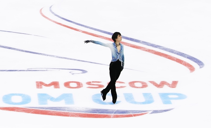 日本「冰上王子」羽生結弦在莫斯科梅加體育館出場,搭配著阿根廷鋼琴家勞狄.布拉西歐作品「秋日」的樂音,完美呈現他的短曲舞步,拿下了110.53高分。(共同社提供)